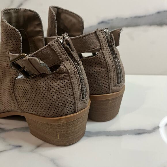 DV by Dolce Vita | Women's Taupe Perforated Back Zip Side Buckle Booties Sz 9.5 - Picture 5 of 8